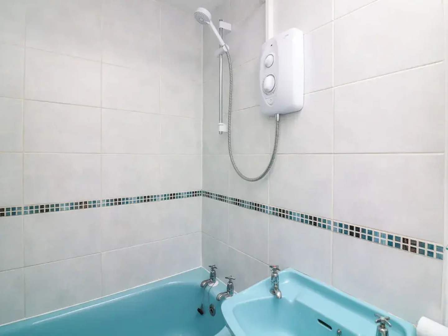 Awalek, Cumber Close