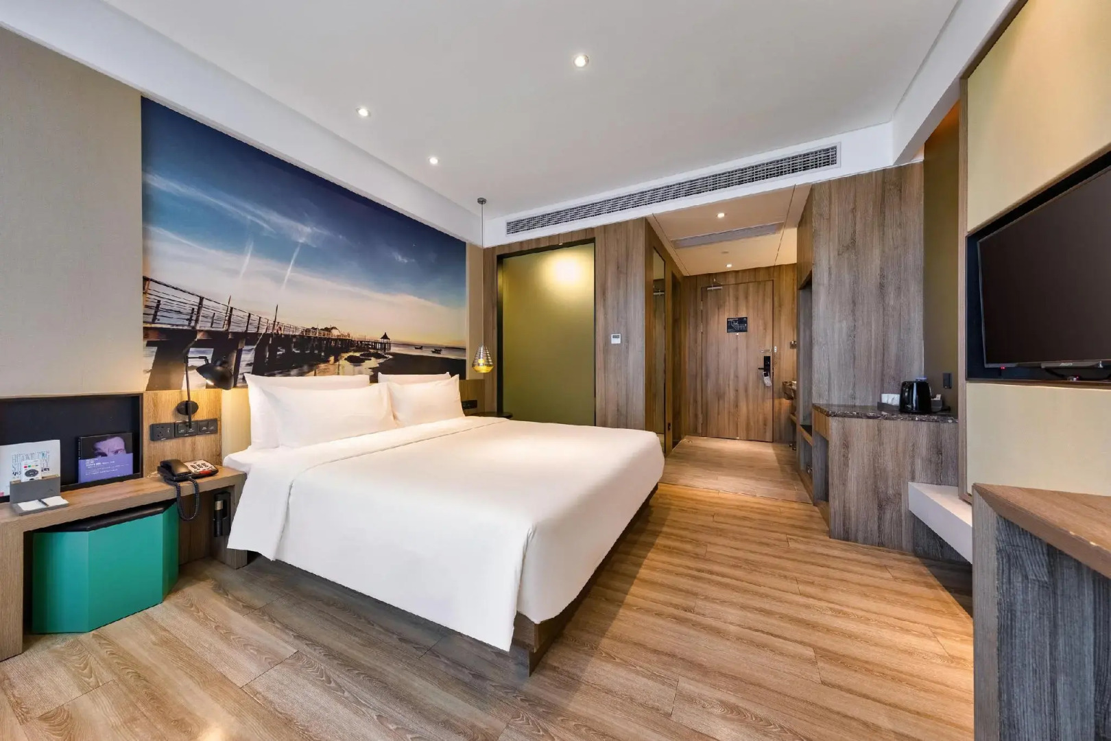 Atour Hotel High Speed Railway Station Maoming