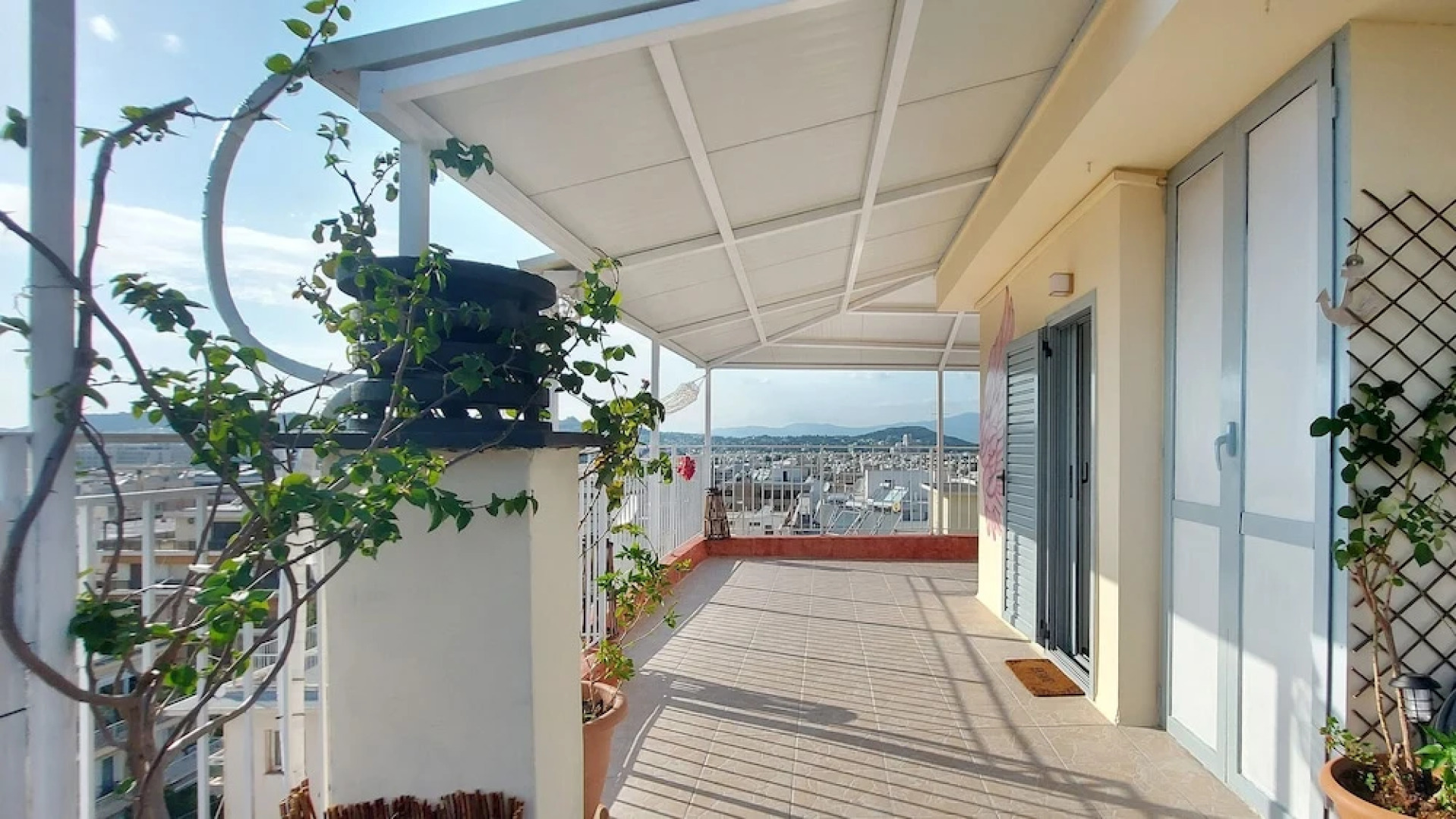 A bright and relaxing penthouse