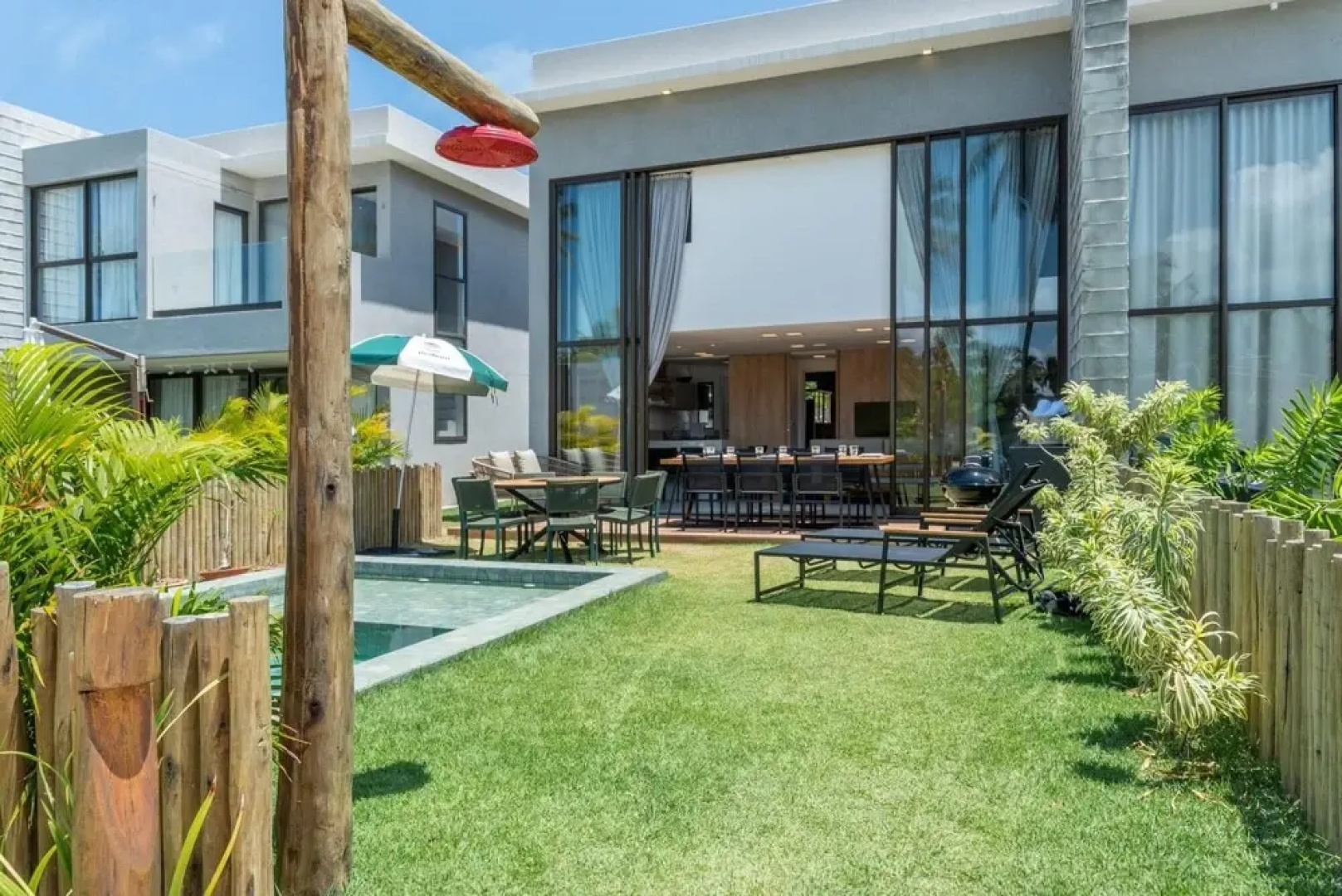 Incr vel Casa com Piscina Condom nio p na Areia