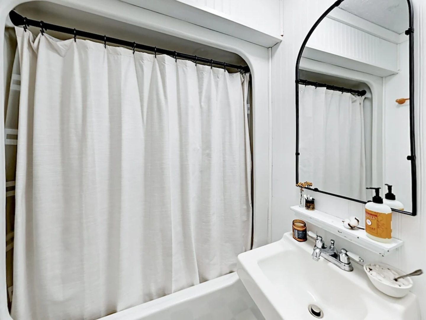 Retro-chic 1920s Bungalow - 2 Bedroom Cabin