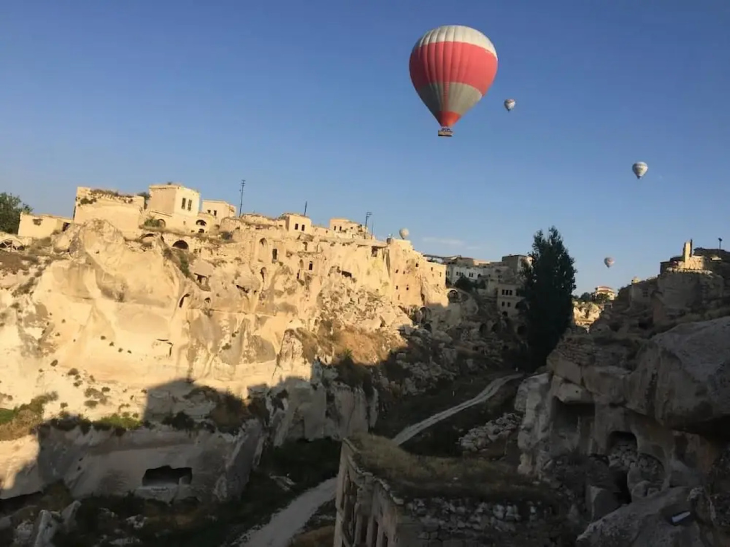 Abu Hayat Cave Suites