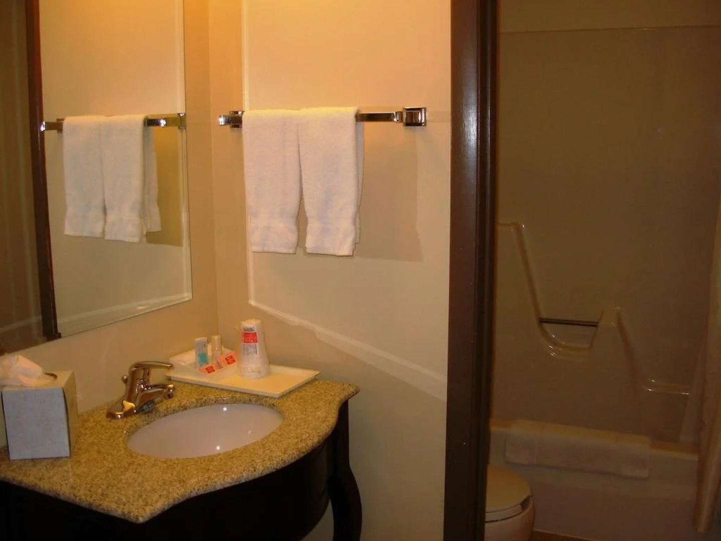 Red Carpet Inn On The Lake