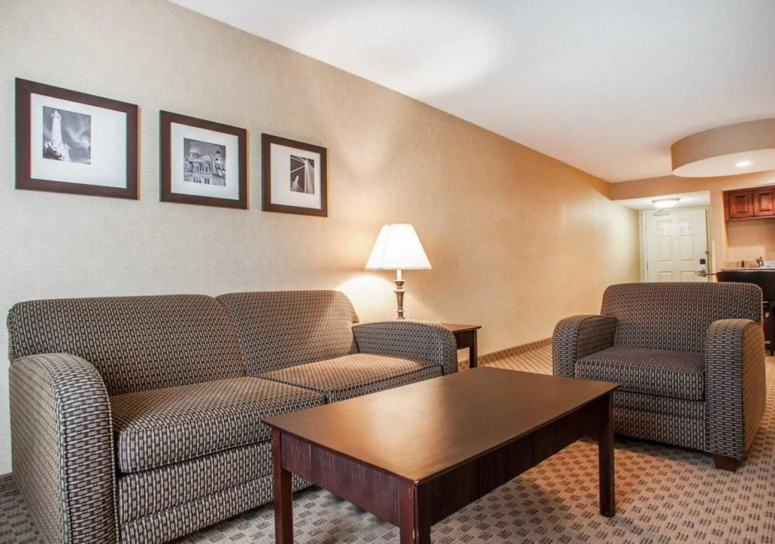 Holiday Inn Express & Suites Milwaukee Nw Park Place by IHG
