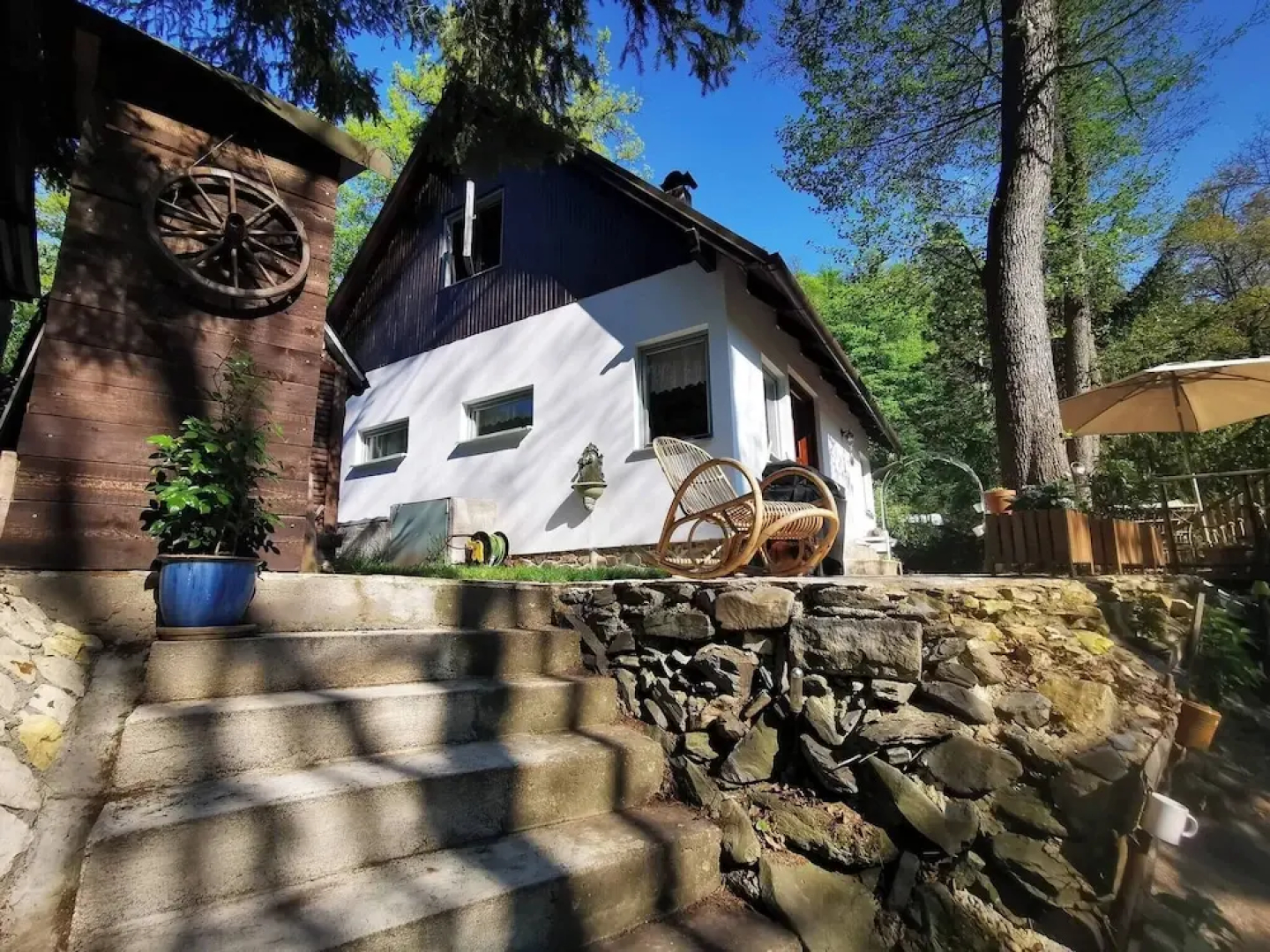 Sunny Wooden House on Creek, 30 Minutes Prague