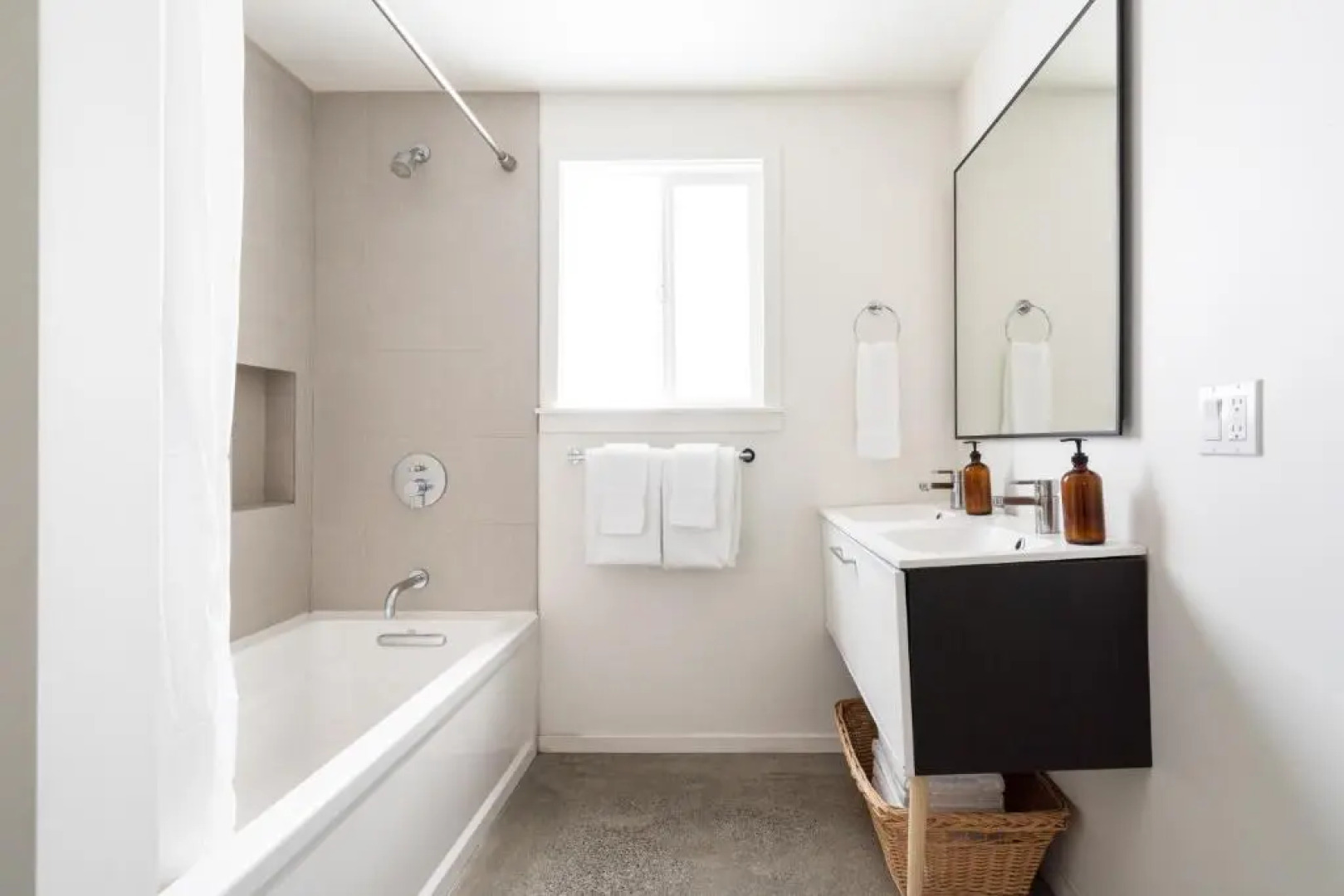 Coppola by Avantstay Explore The Wineries Near This Gorgeous Healdsburg Home w/ Bar & Large Yard