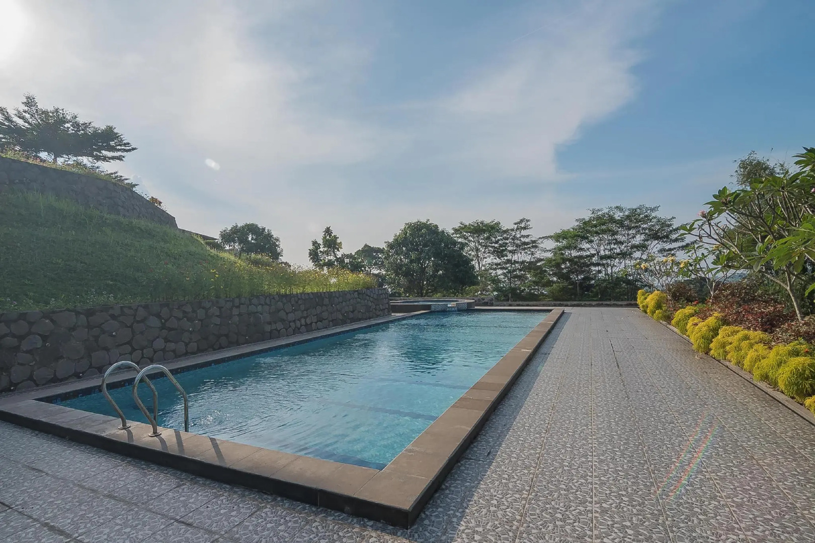 RedDoorz Premium @ Fafa Hills Resort Puncak