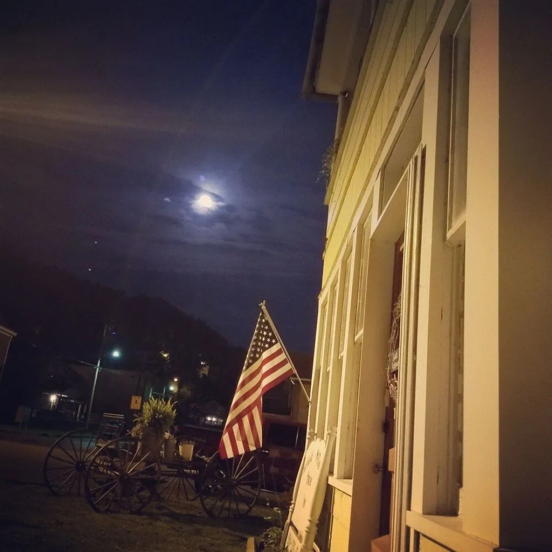 Hatfield McCoy House Inn