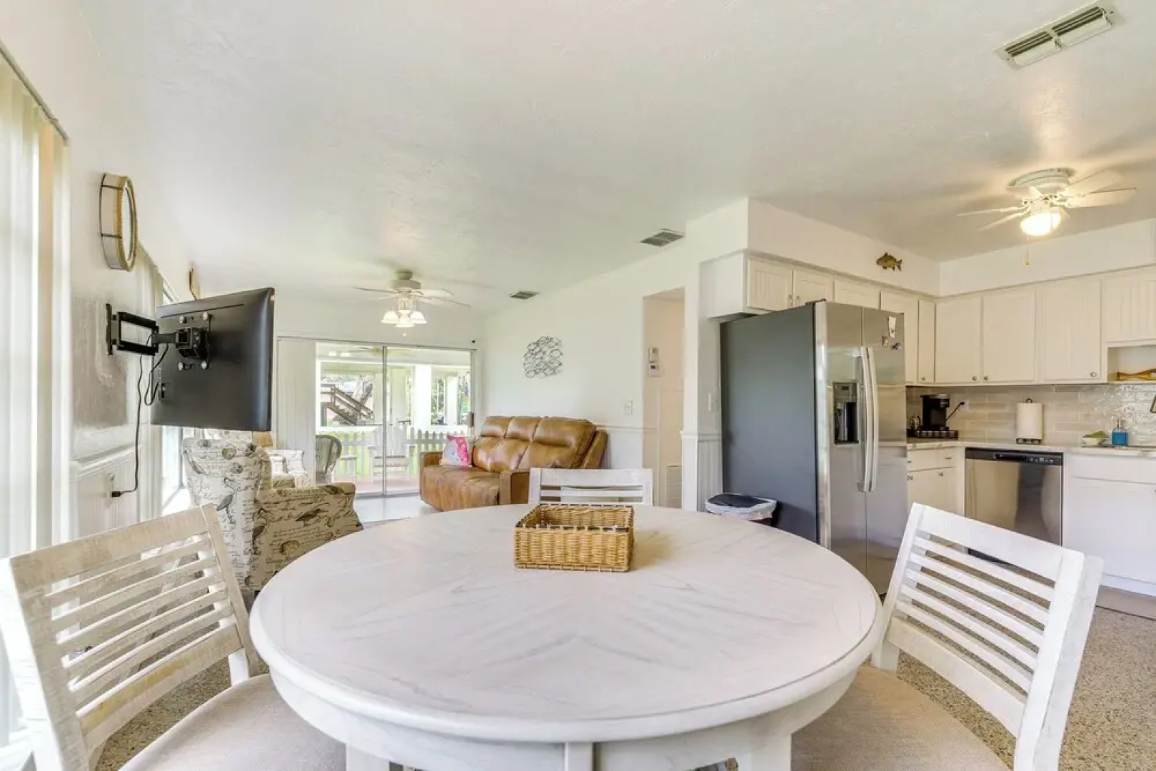 Sunny Home in Yankeetown w/ Lanai & Backyard!