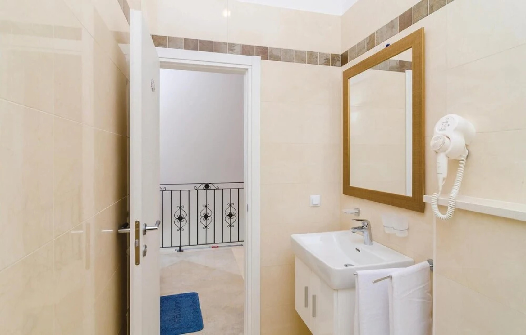 Nice Home in Brsecine With Wifi and 3 Bedrooms