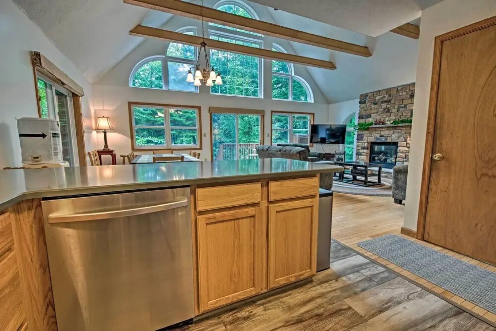 Lakeside Camelot Chalet: 3 Mi to Jack Frost Skiing