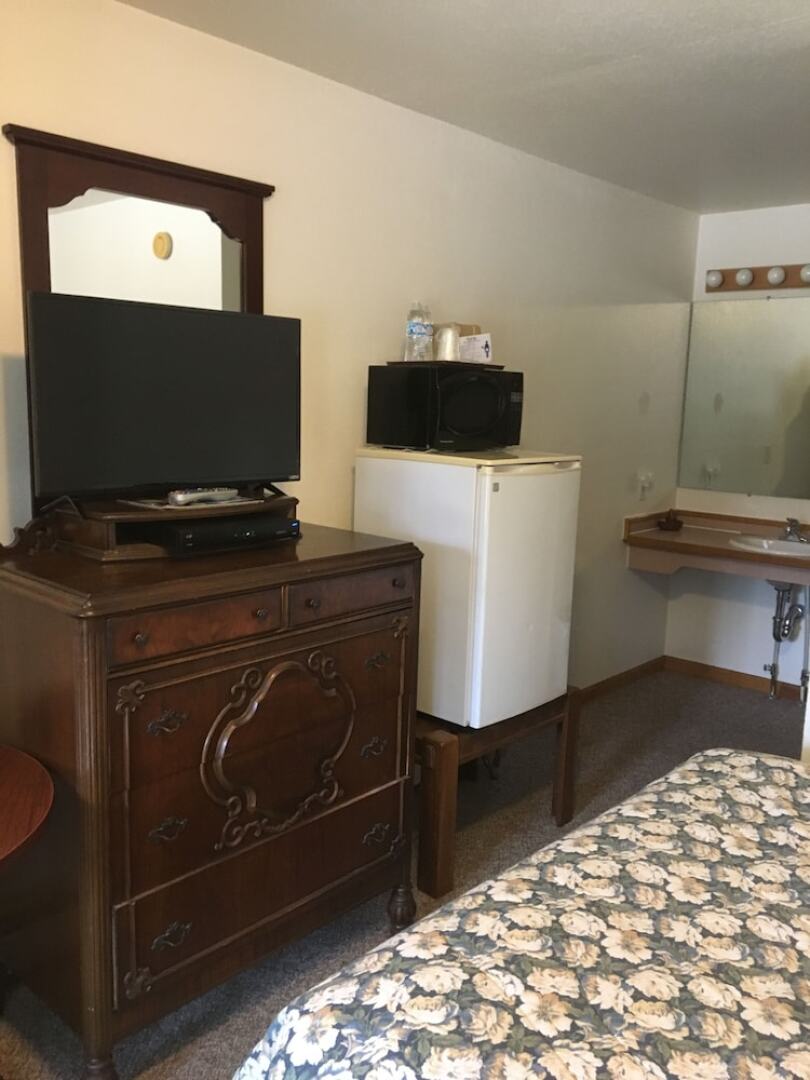 Scully's Manistee Outpost Motel