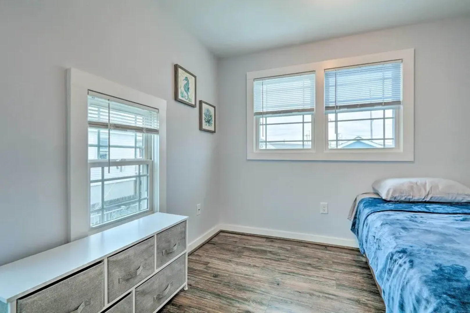 Modern Townhome: Walk to Beach, Bars & Eats!