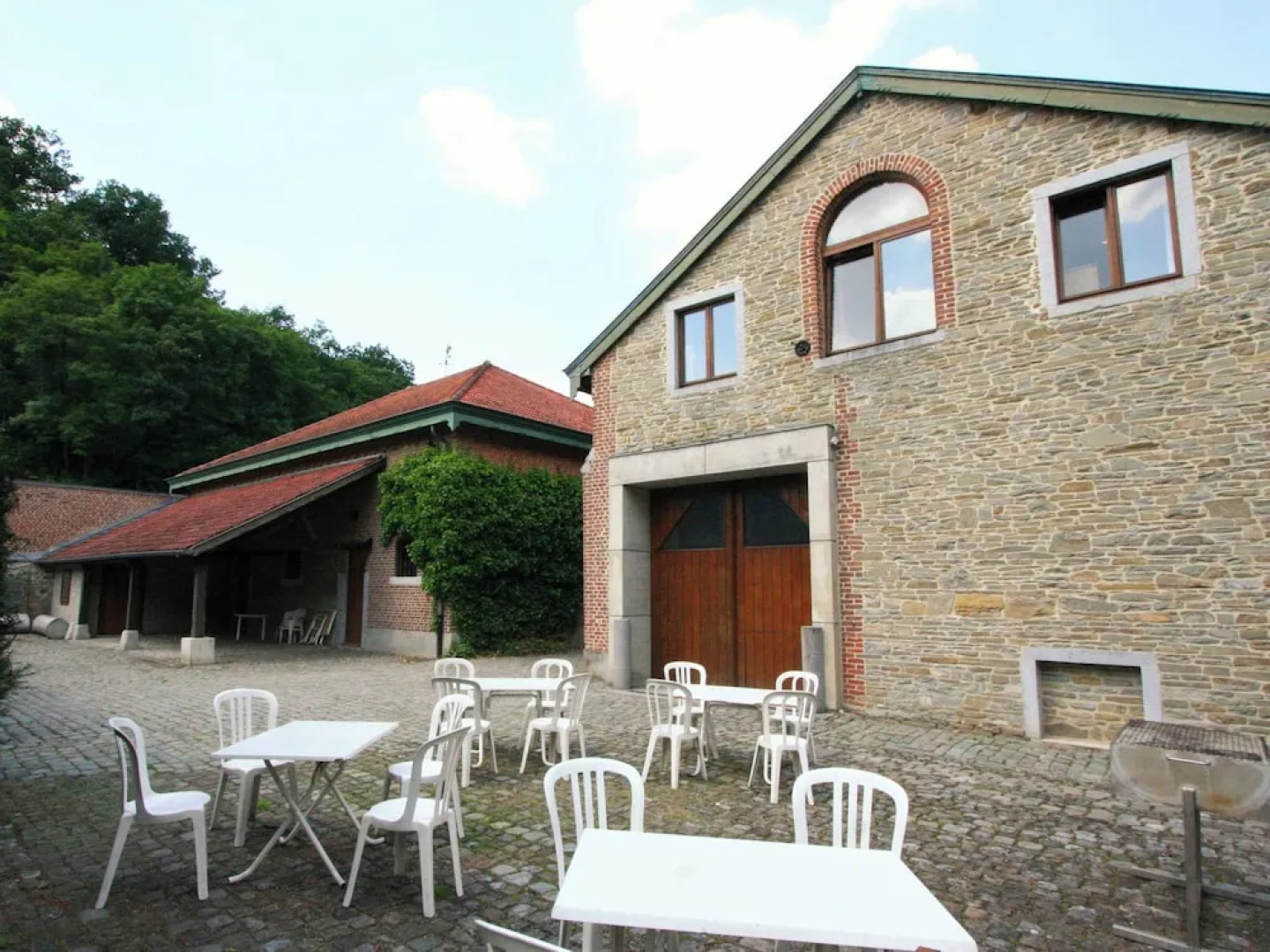 Mansion With Pool, Neblon