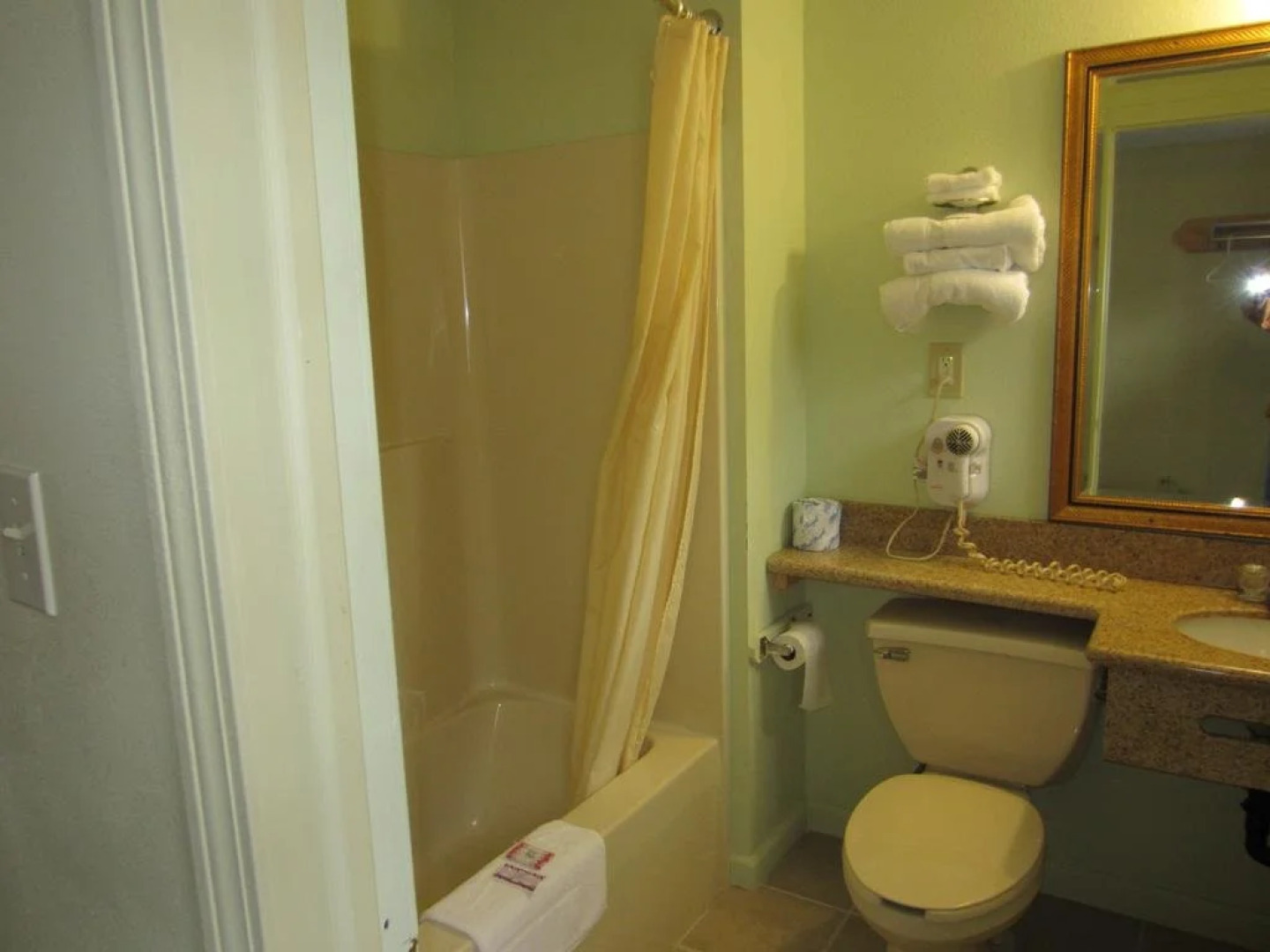 Chaplin Inn & Suites