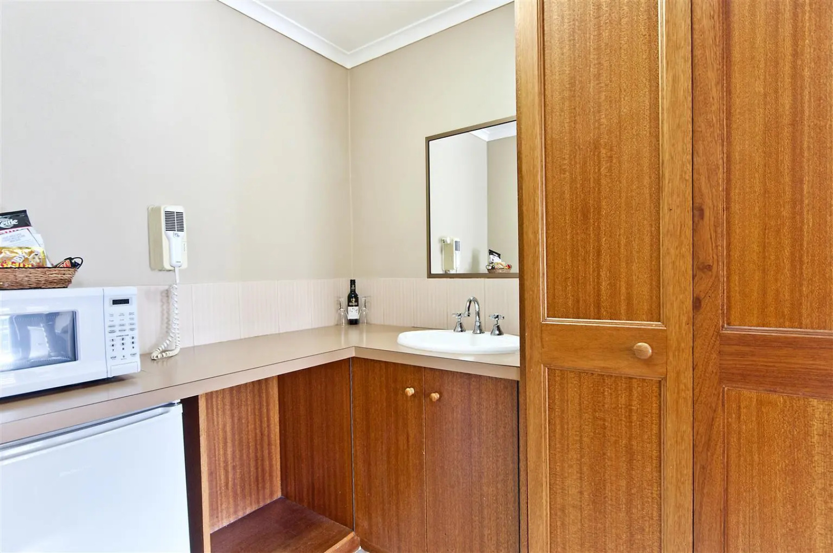 Waves Motel and Apartments