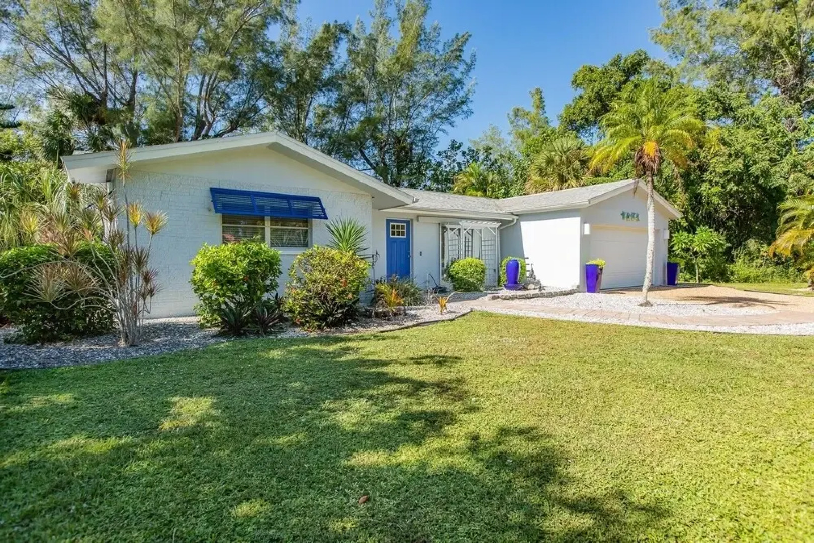 Santiva Splendor Canal Front - The Perfect Island Retreat! 3 Bedroom Home