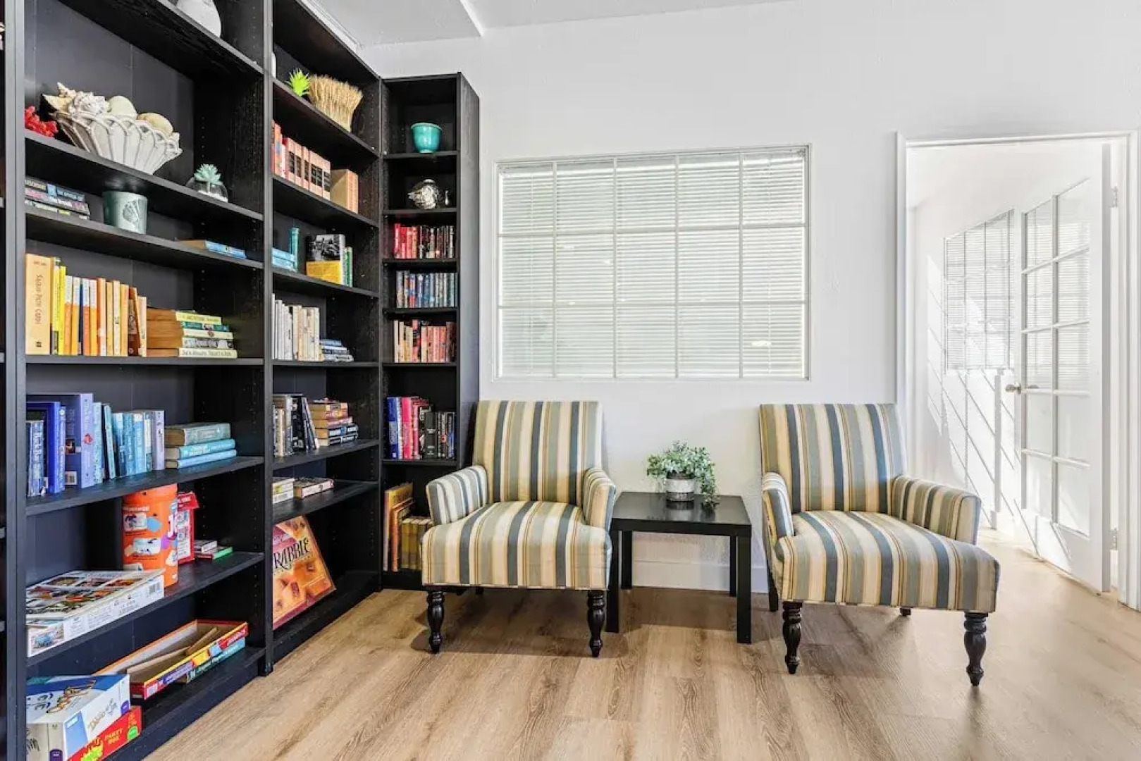 Walk to Beach Pool, Hot Tub, Private Patio, Parking Seabreeze Retreat