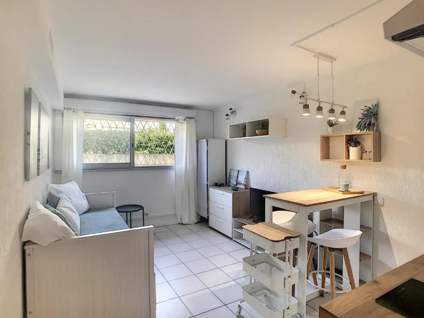 GOLFE JUAN Studio dans résidence avec piscine