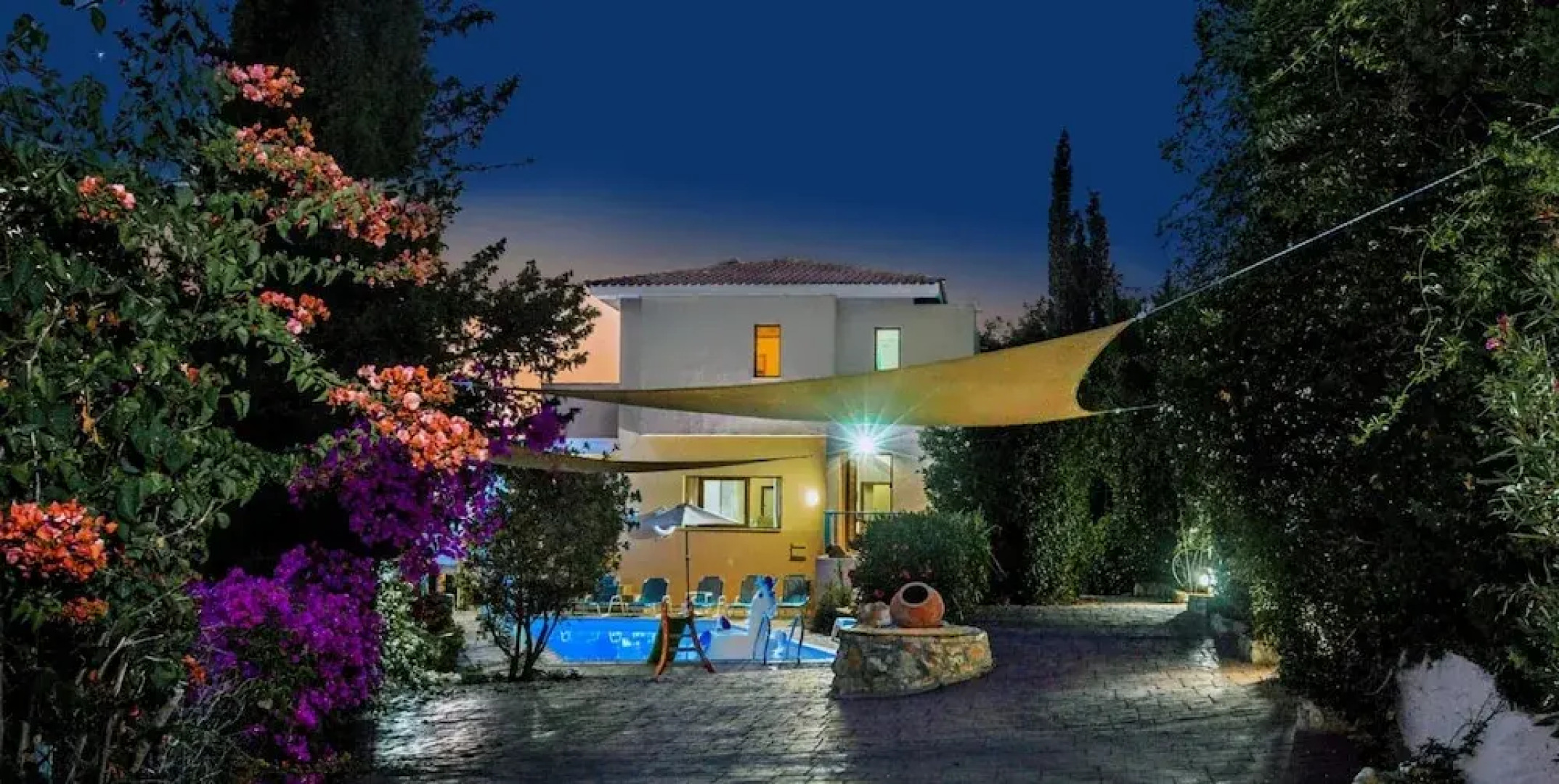 Wonderful Quiet Area, Completely Privacy, Large Private Pool, Colourful Garden