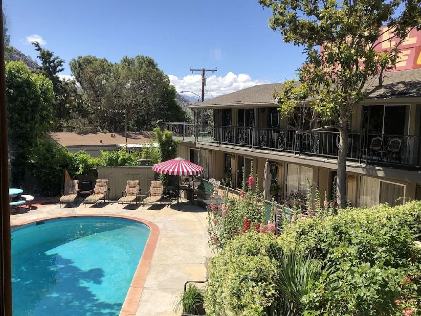 Piazza's Pine Cone Inn