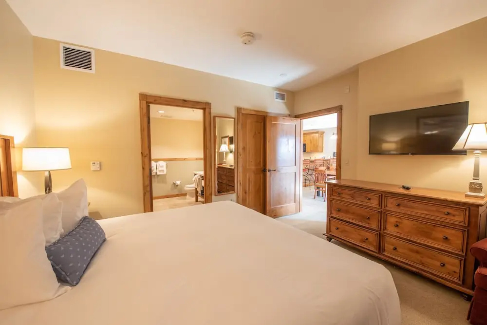 Kid-Friendly 2 Bedroom Bathroom - Slopeside Condo - No Cleaning Fee! by RedAwning