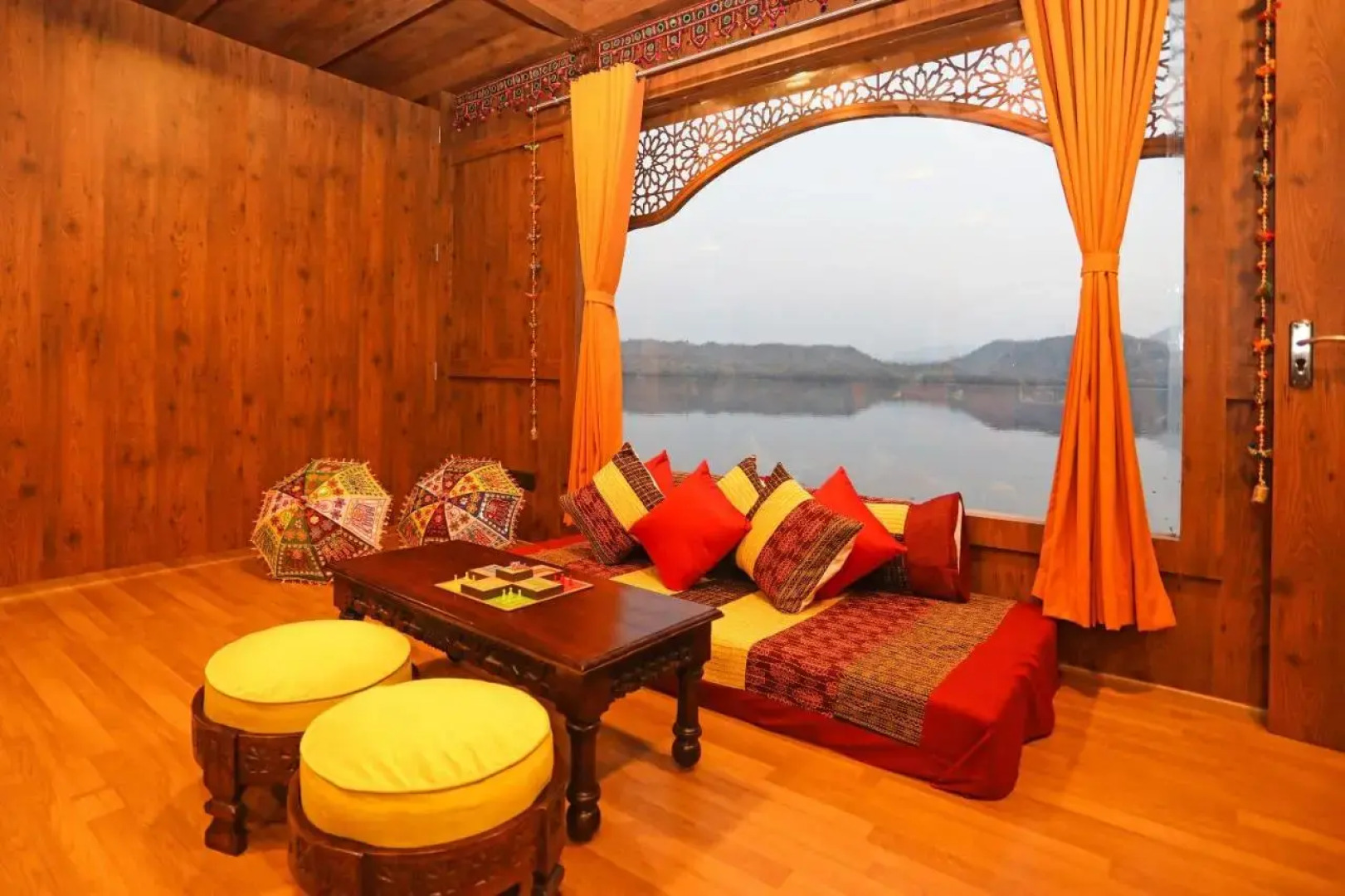 OYO EKTA Houseboat