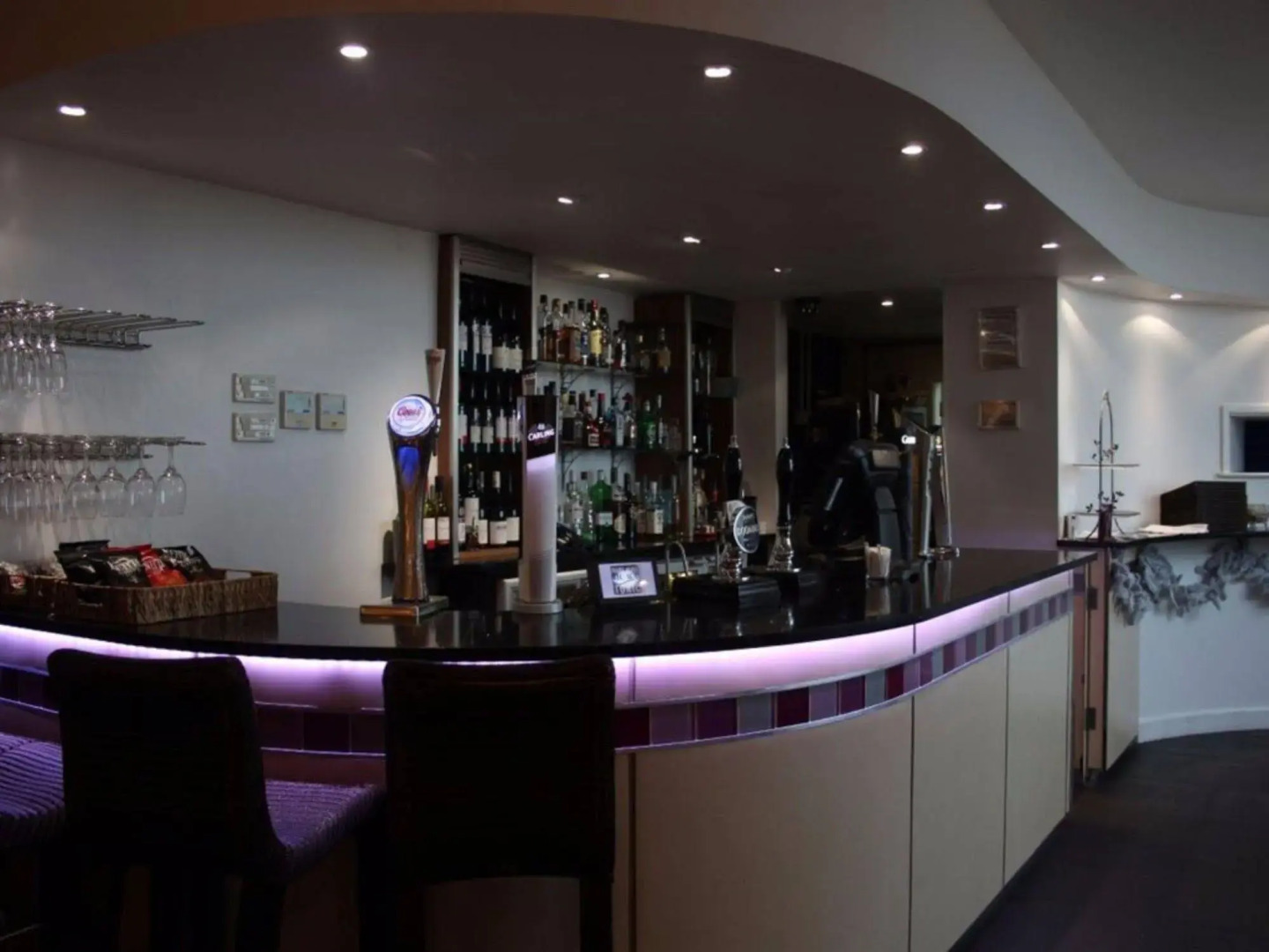 Admiralty Hotel & Restaurant