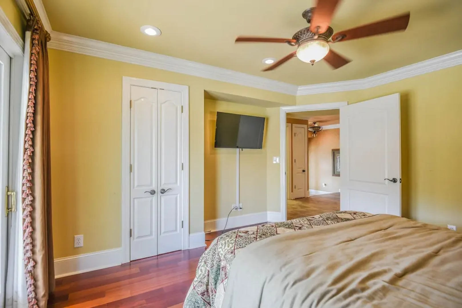 Large Home On Private Peninsula With Hot Tub + Sauna! 4 Bedroom Home