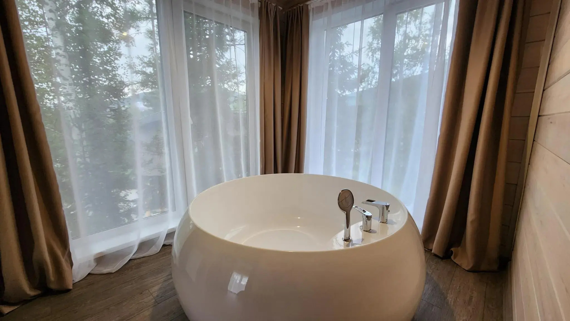 Дом SPA с большой ванной и видом на горы