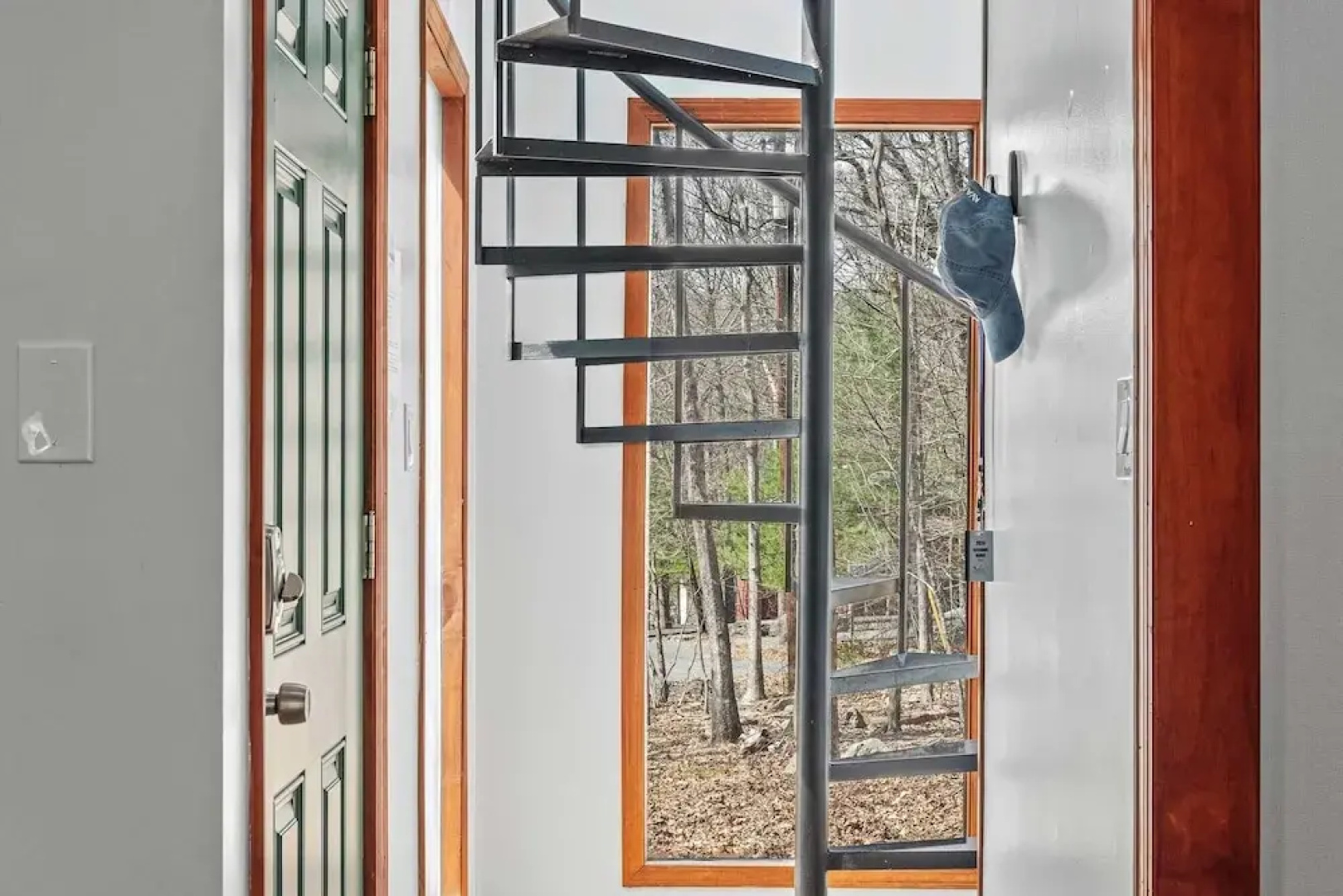 Stylish Renovated Home Open Layout, Coffee Bar + Near Hiking & Waterfalls