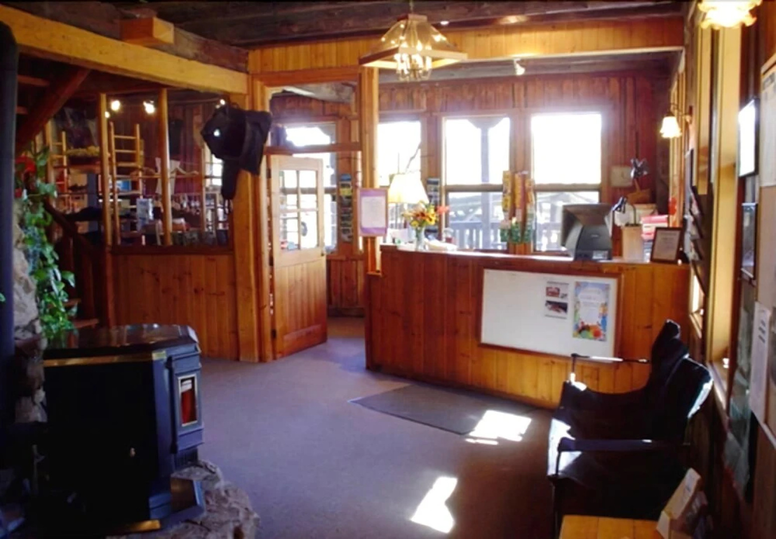 Helmcken Falls Lodge