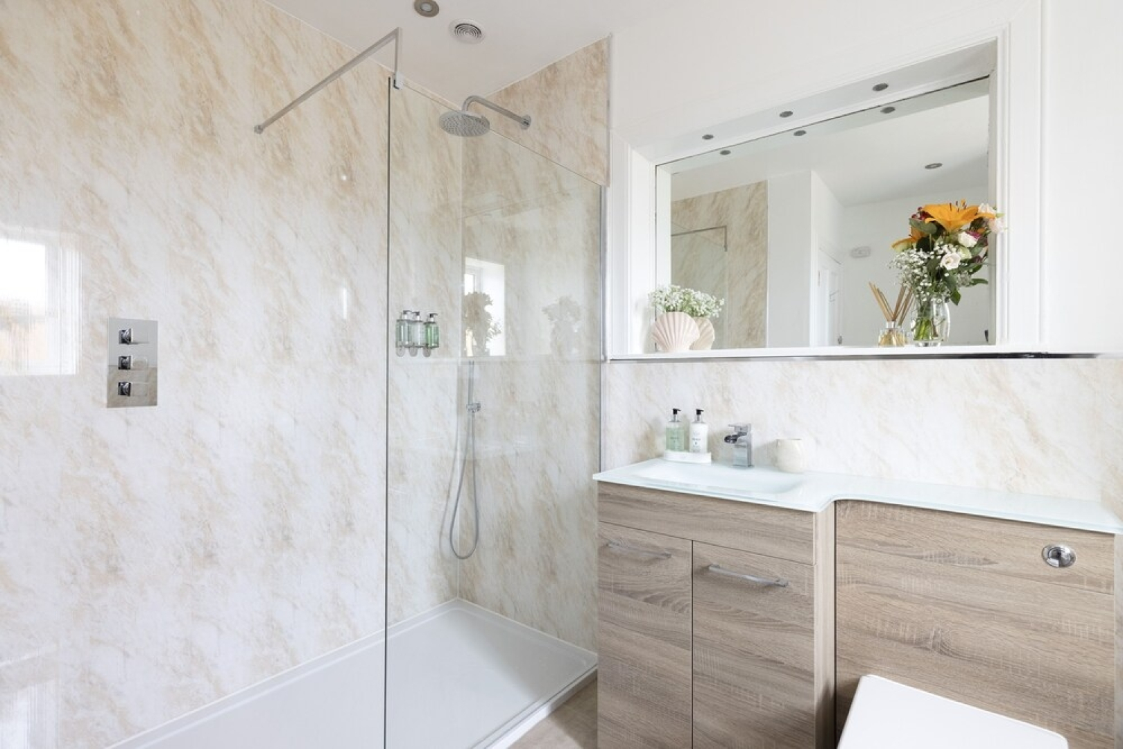 JOIVY Aurora House - 4 Bed With Hot Tub And Sea View