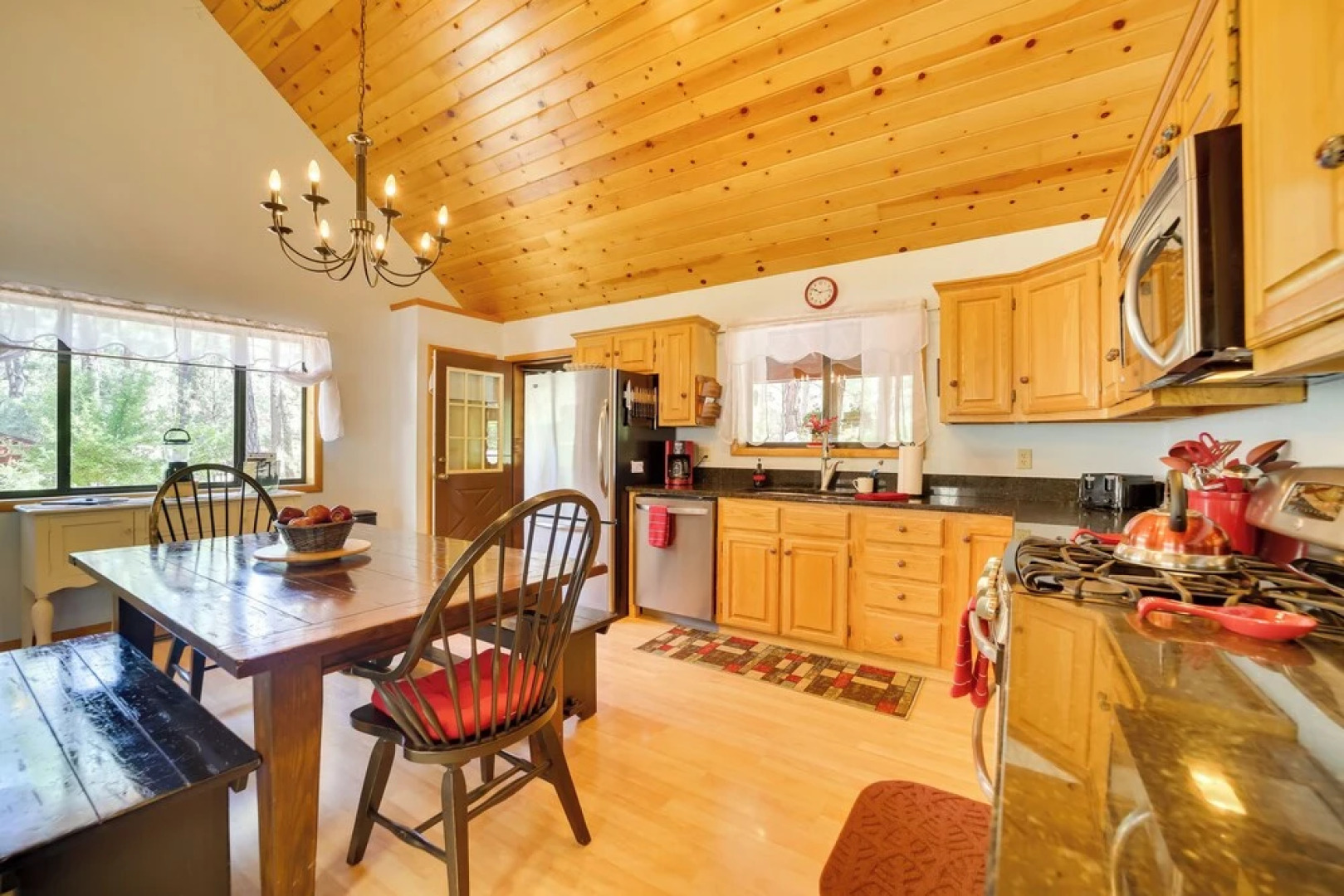 Relax Fireside + Play Games! Hikers Haven in Pine