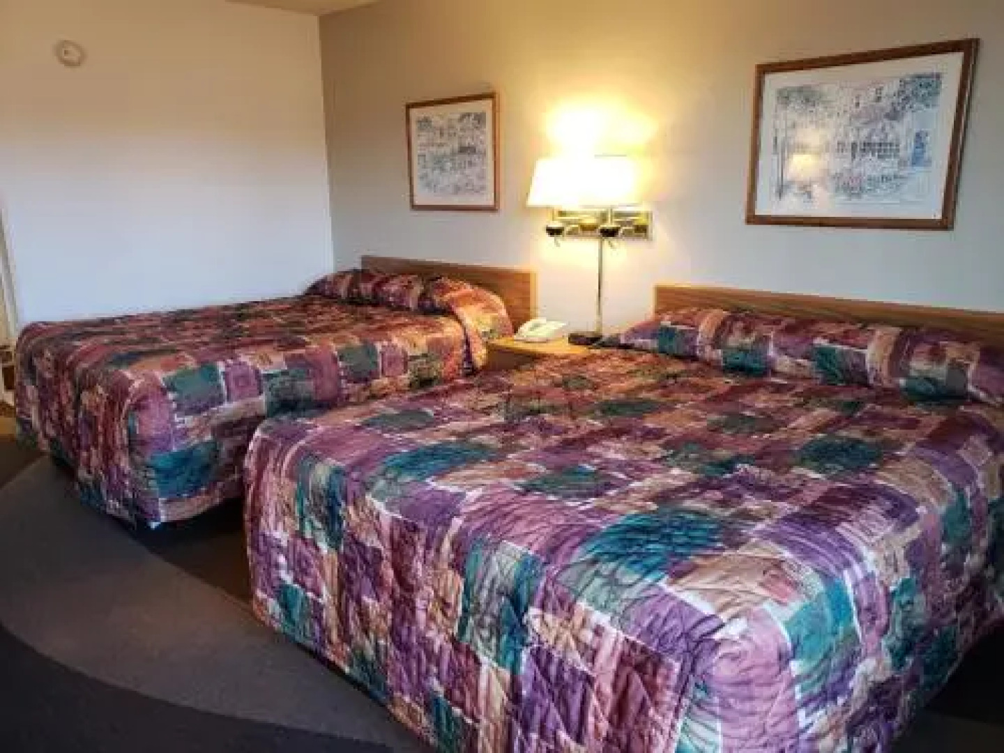 The Center Lodge and Jacuzzi Suites