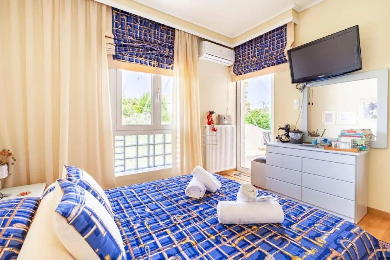 4 Bed Villa - Sleeps 10 - Pets - Pool - Hottub