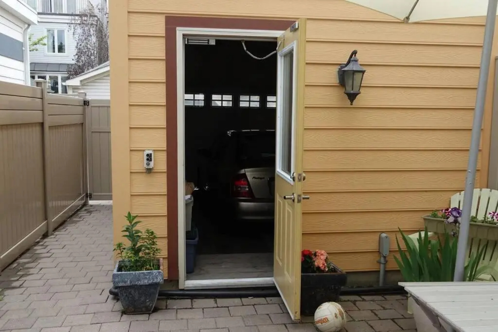 Bright Studio w Full Kitchen and Detached Bathroom