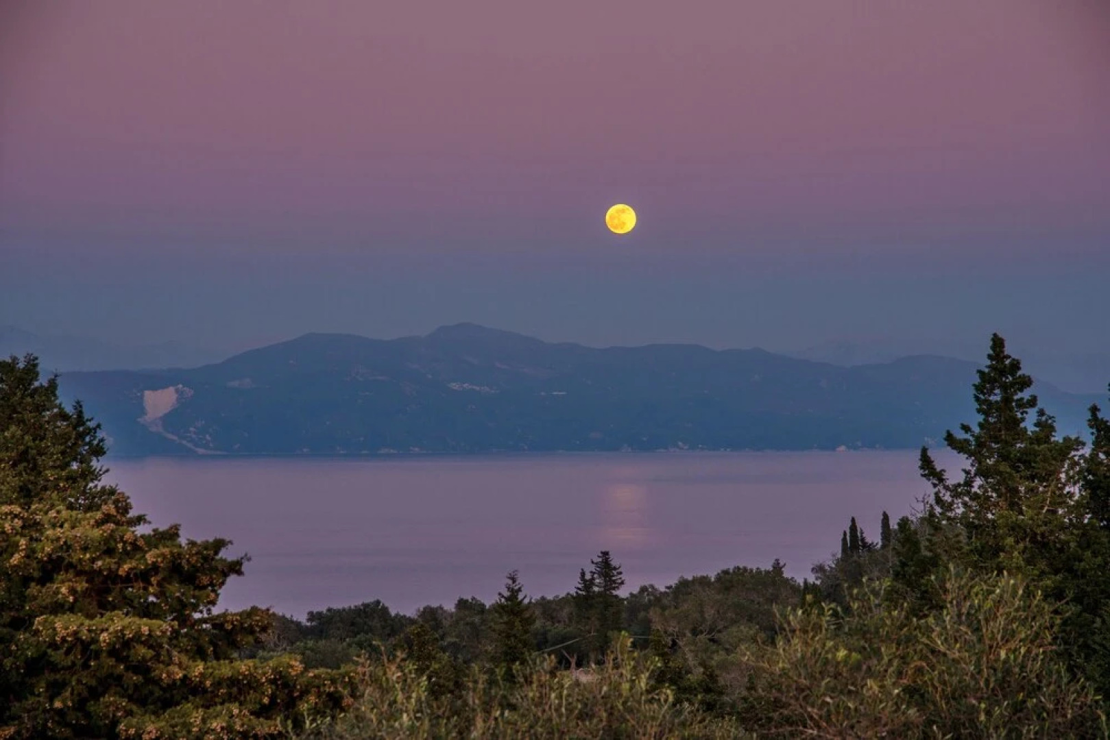 Sunset Traditional Cottage by Konnect