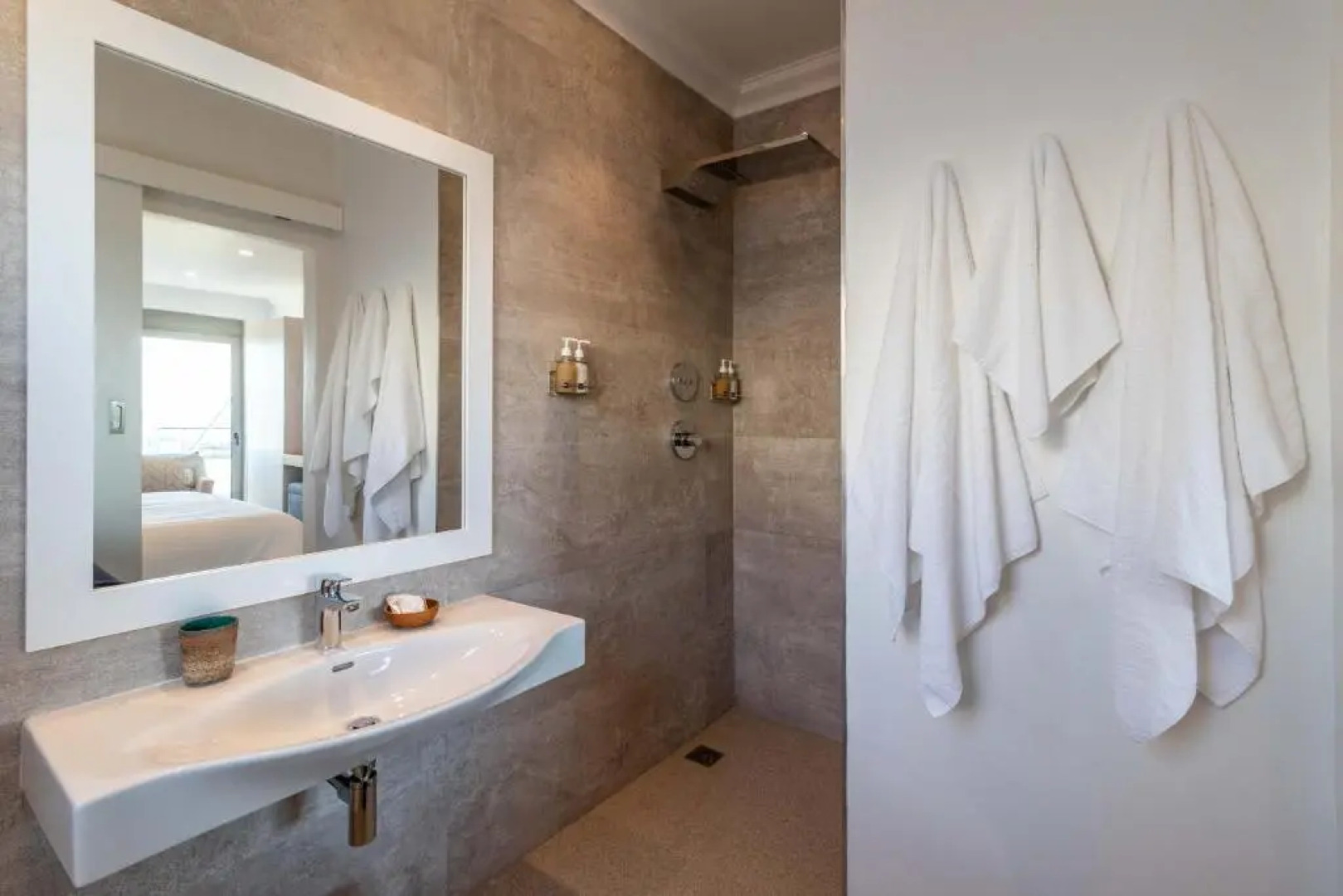 Oceans Guest House & Luxurious Apartments