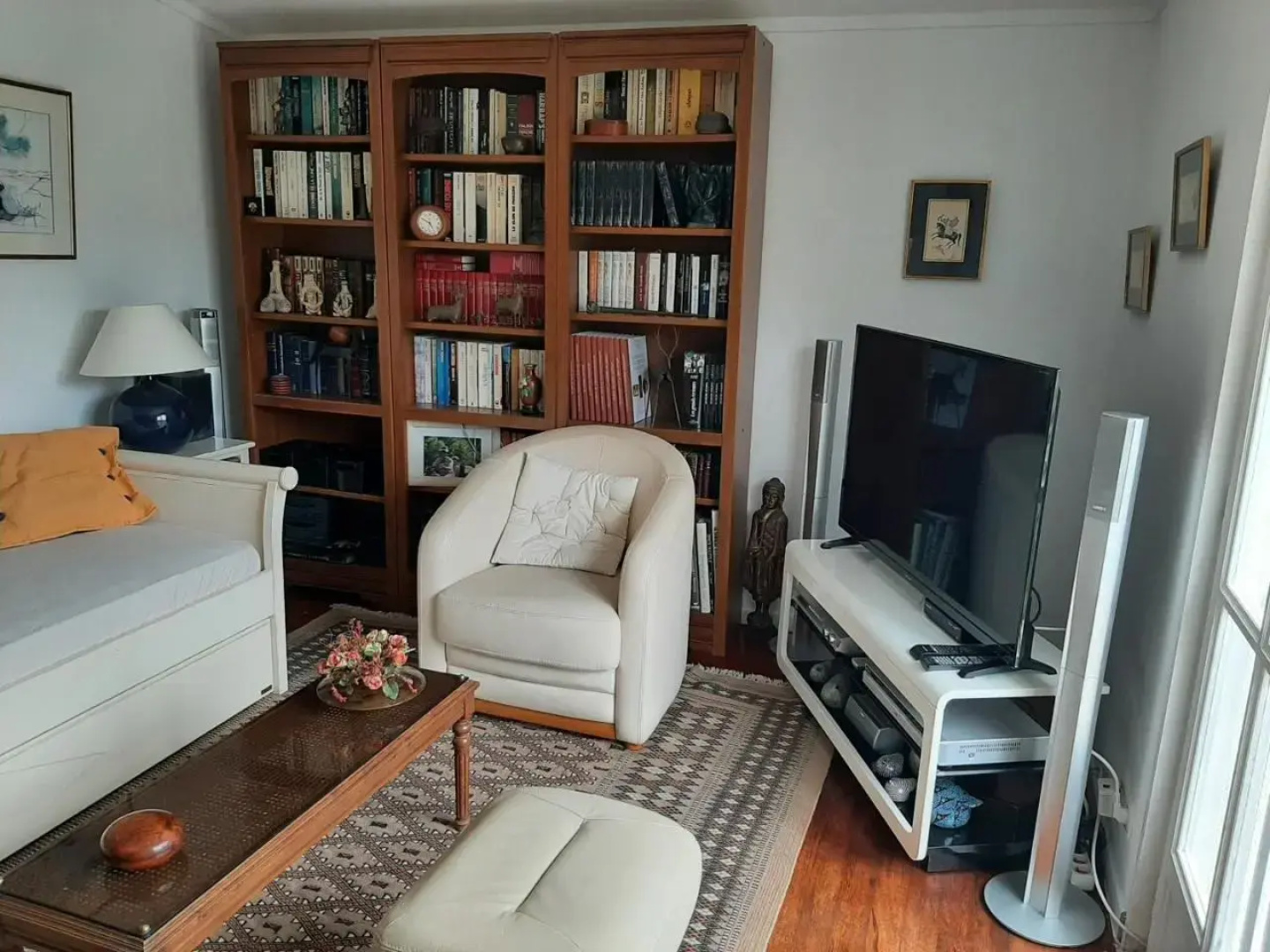 maison en pierre dans un écrin de verdure