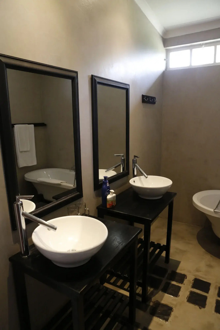 Sunset Lodge & Safaris