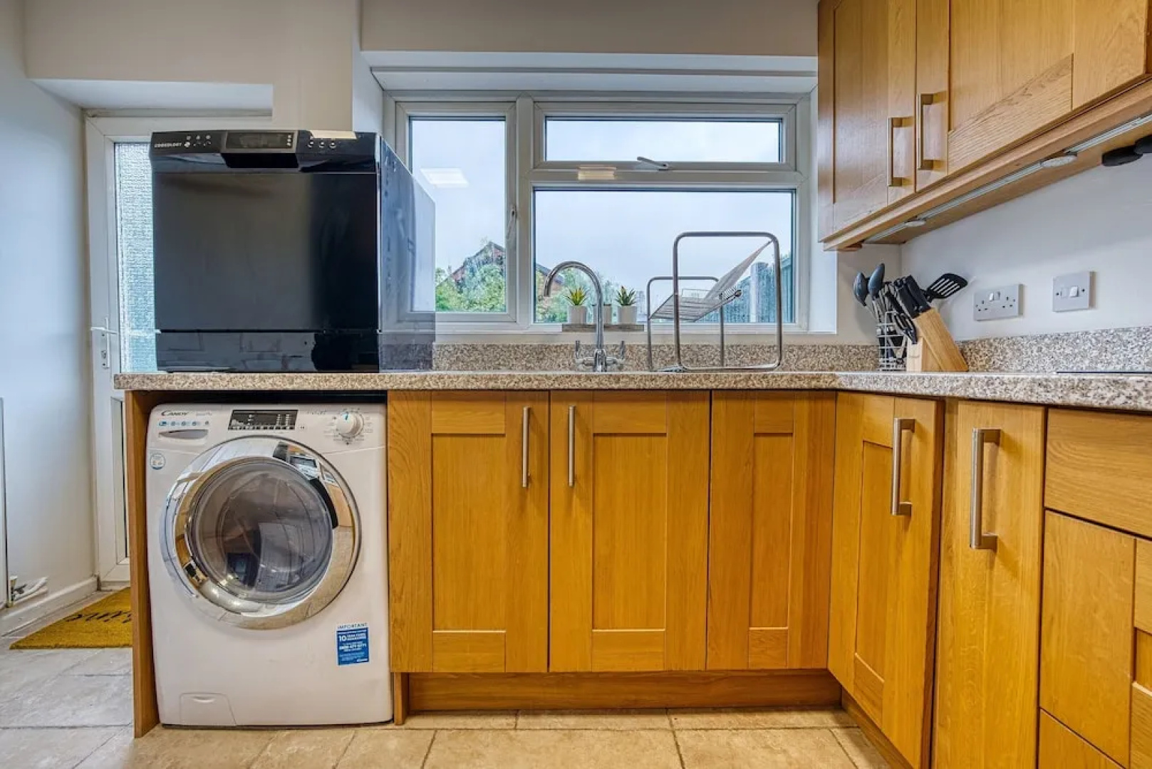 Modern 3 Bedroom 2 Bath Hse with Parking
