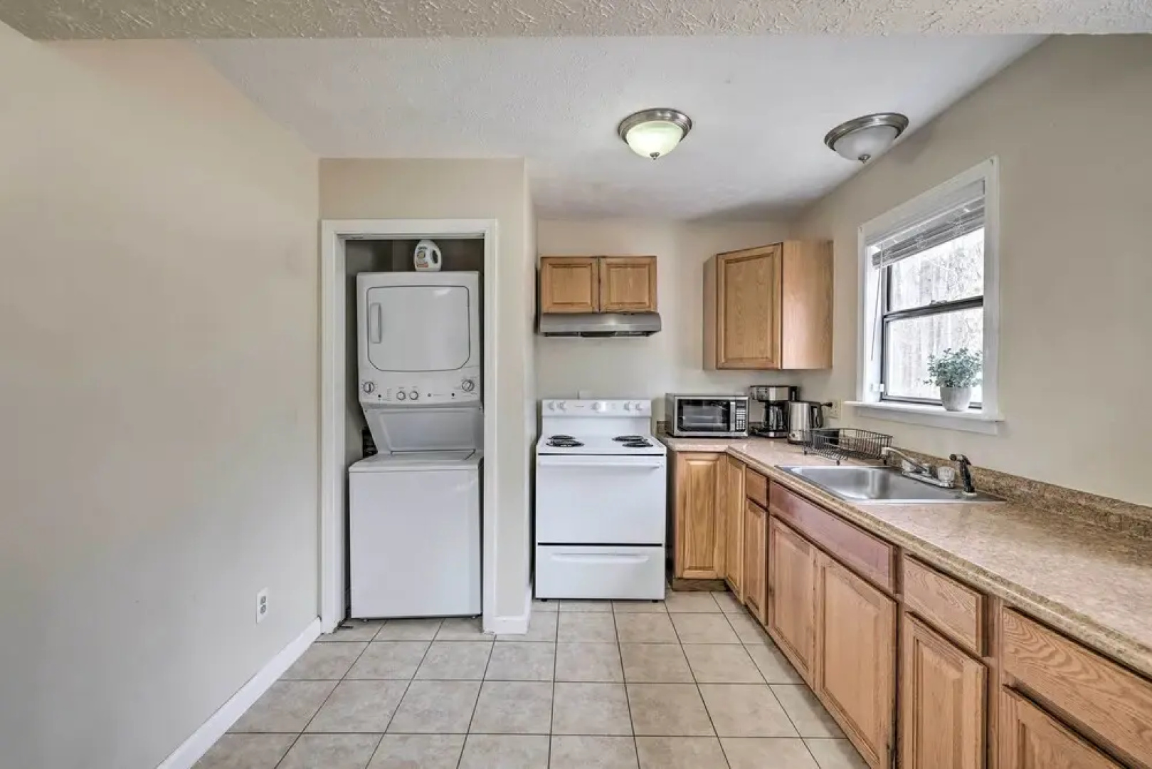 < 2 Mi to Dresser Lake: Home w/ Pool Access!