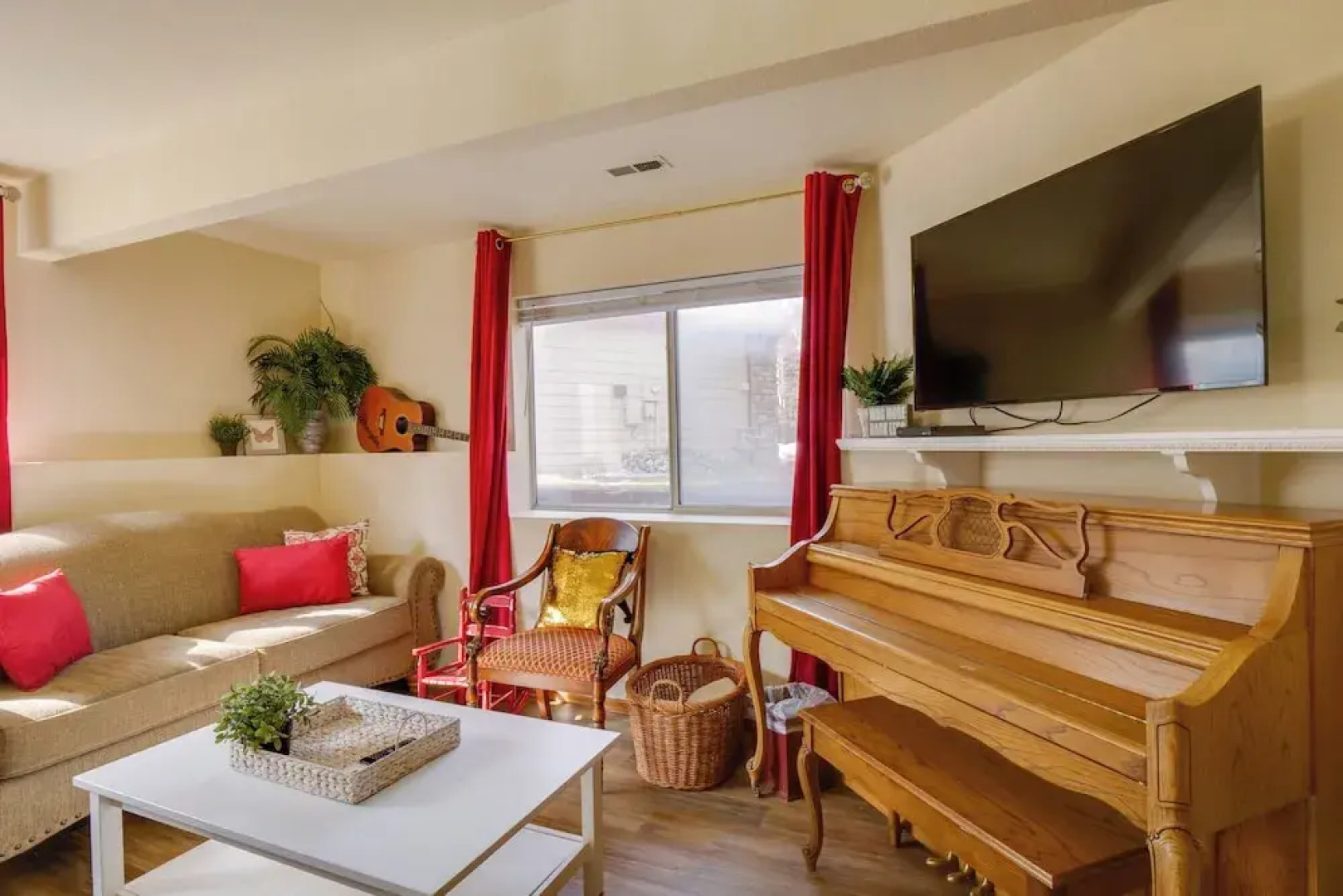 Homey Dog-friendly Retreat w/ Deck in Dtwn Frisco!