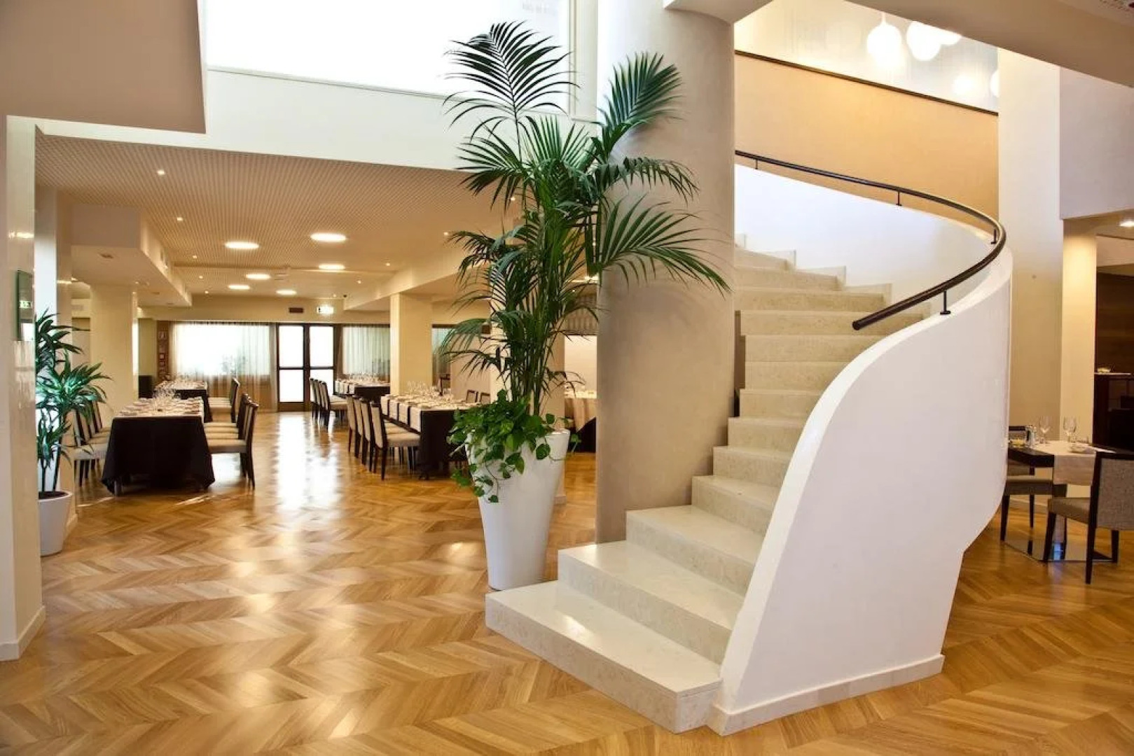 Breaking Business Hotel