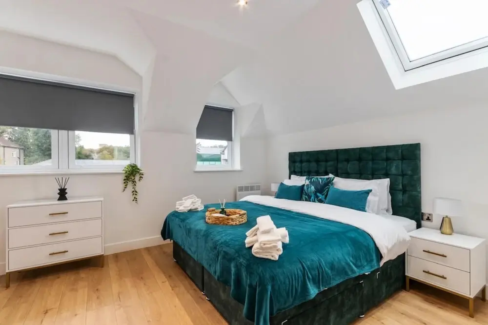 Deluxe 2-BR Saarb Apartment Leatherhead