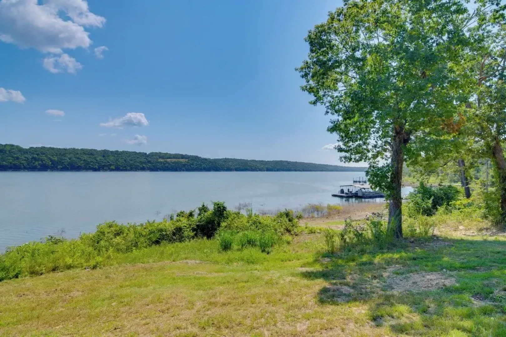 Waterfront Bull Shoals Lake Cabin w/ Deck + Views!