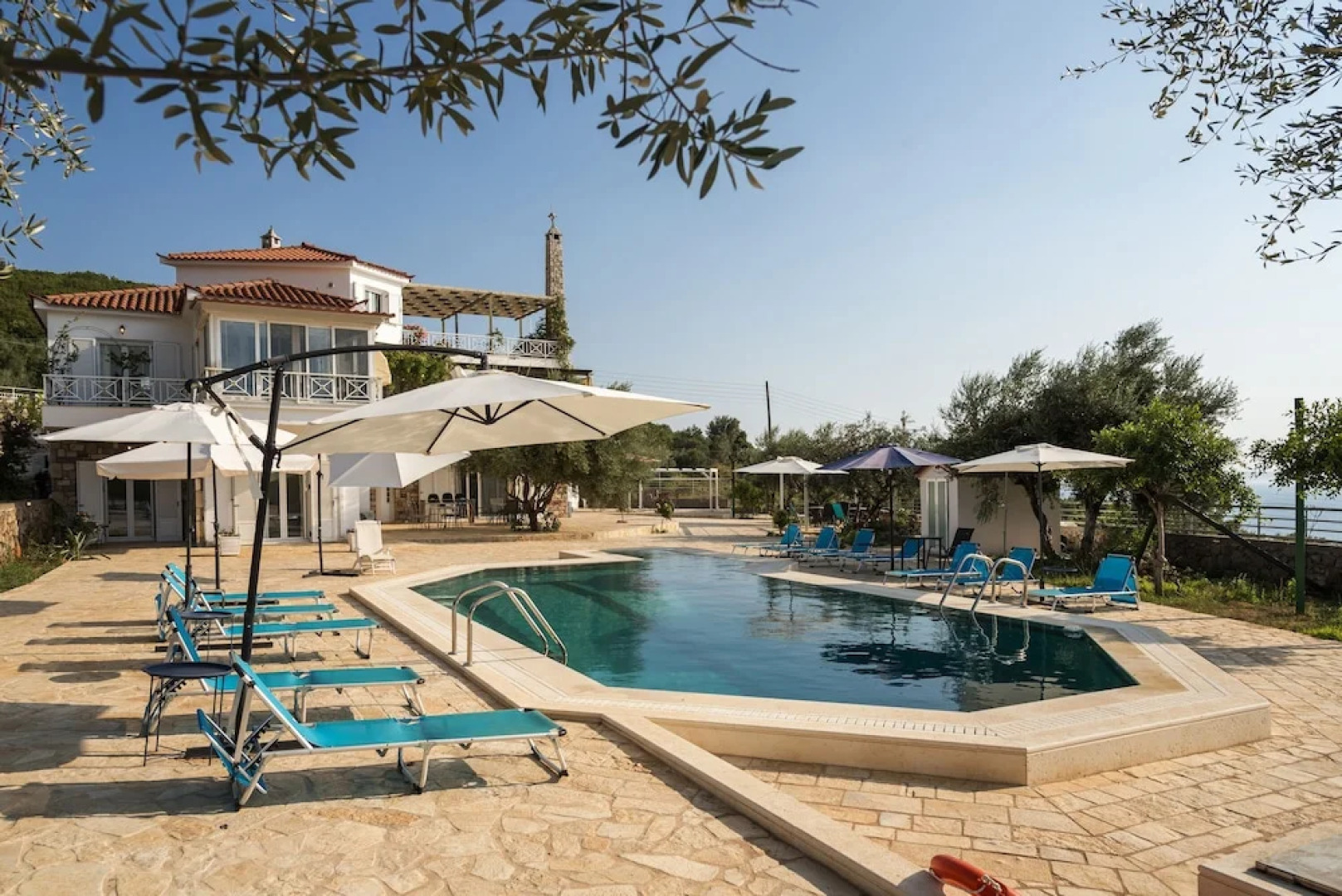 Home Love Stone House by the Pool Near the sea