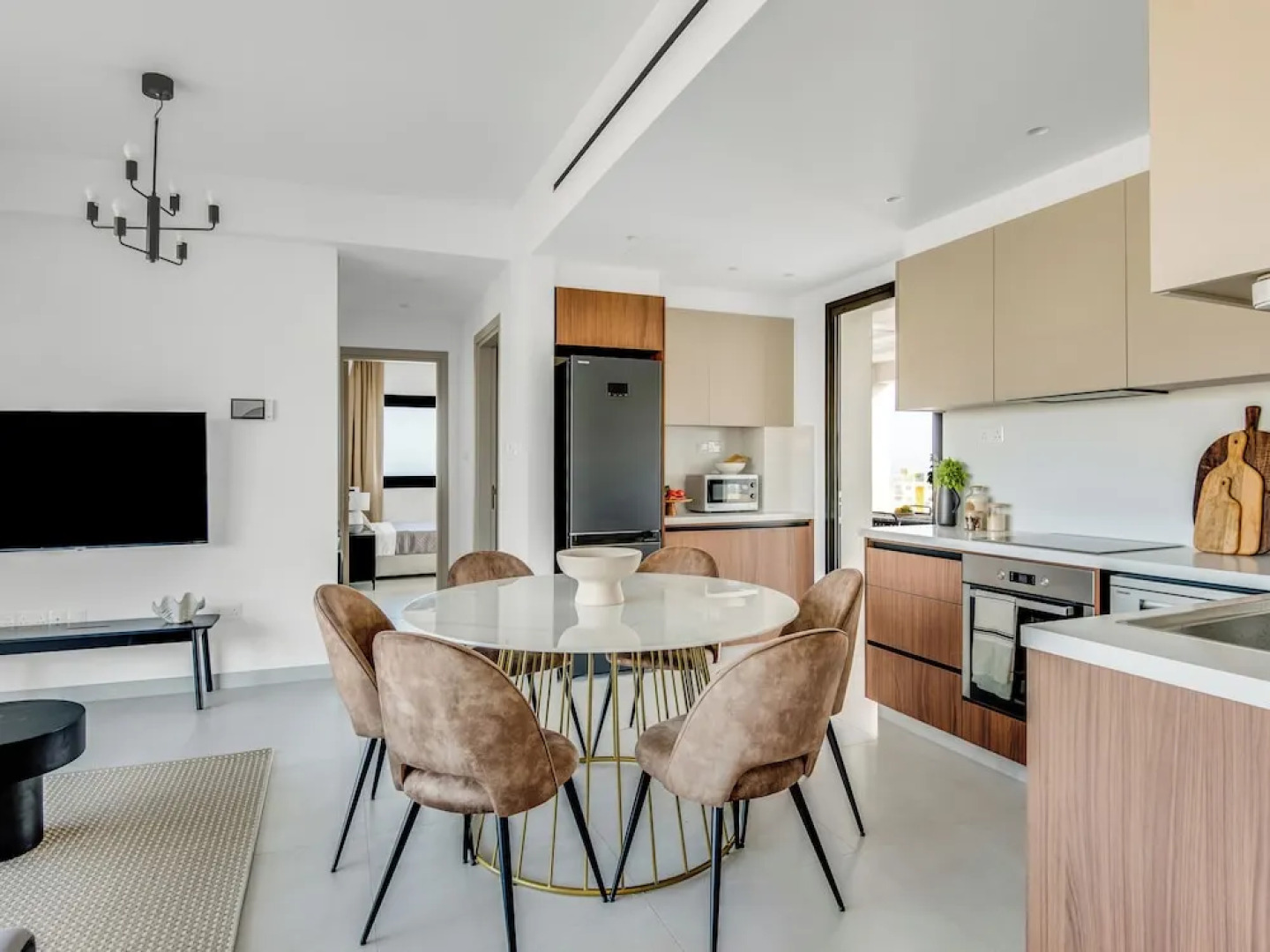 Sanders Elgio - Precious 3-bdr Apt With Balcony