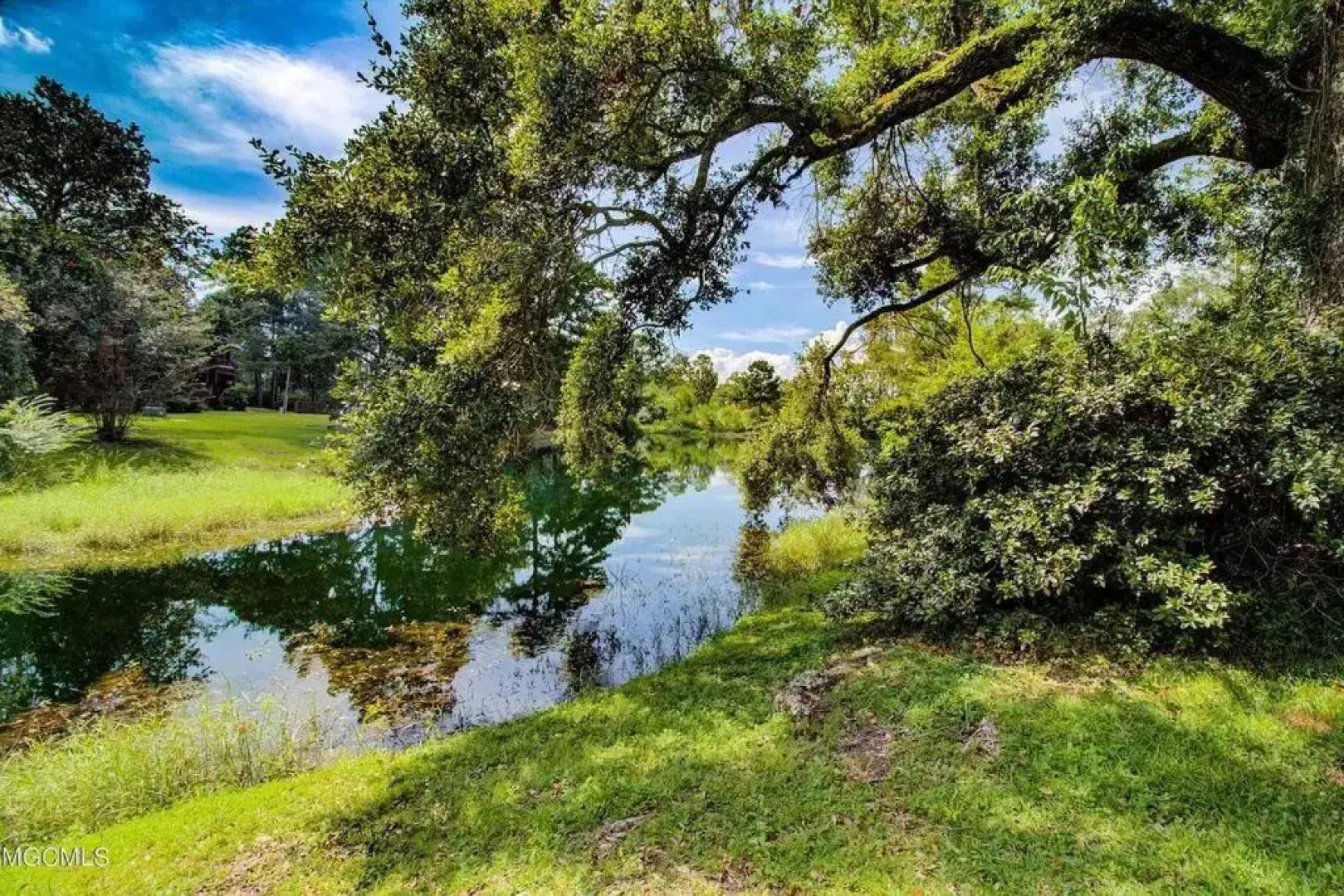 Lakeside Villa - Quite Location, walk to the pool and to the Country Club